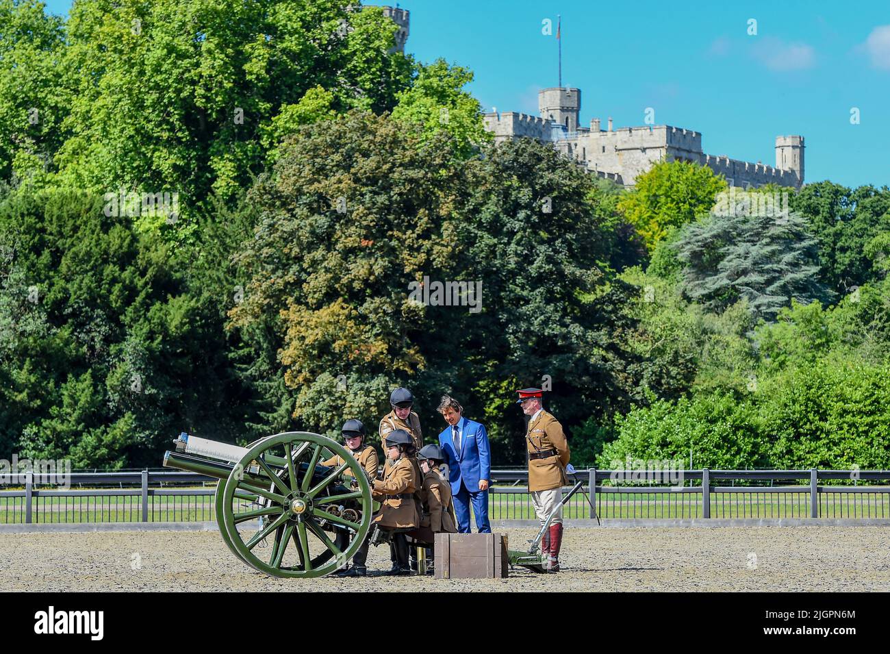 Windsor Castle, Windsor, Berkshire, Regno Unito. 8th luglio 2022. IMBARCARSI FINO al 12th LUGLIO Tom Cruise ISPEZIONANDO la pistola della Guerra Mondiale 1st che è stata utilizzata durante la mostra di arilleria Royal Horse della truppa del Re durante la celebrazione del Giubileo del platino nel mese di maggio, che Tom ha introdotto, in una visita privata nei terreni privati del Castello di Windsor Credit:Peter Nixon/Alamy Live News Foto Stock