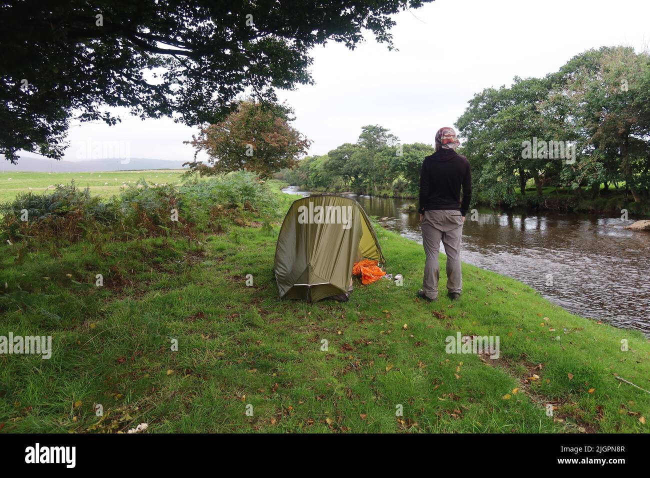 Solo Hiker campeggio selvaggio nel Vango F10 elio UL 1 persona Tent. Via costiera di Arran. Isola di Arran. Nord Ayrshire. Scozia. REGNO UNITO Foto Stock