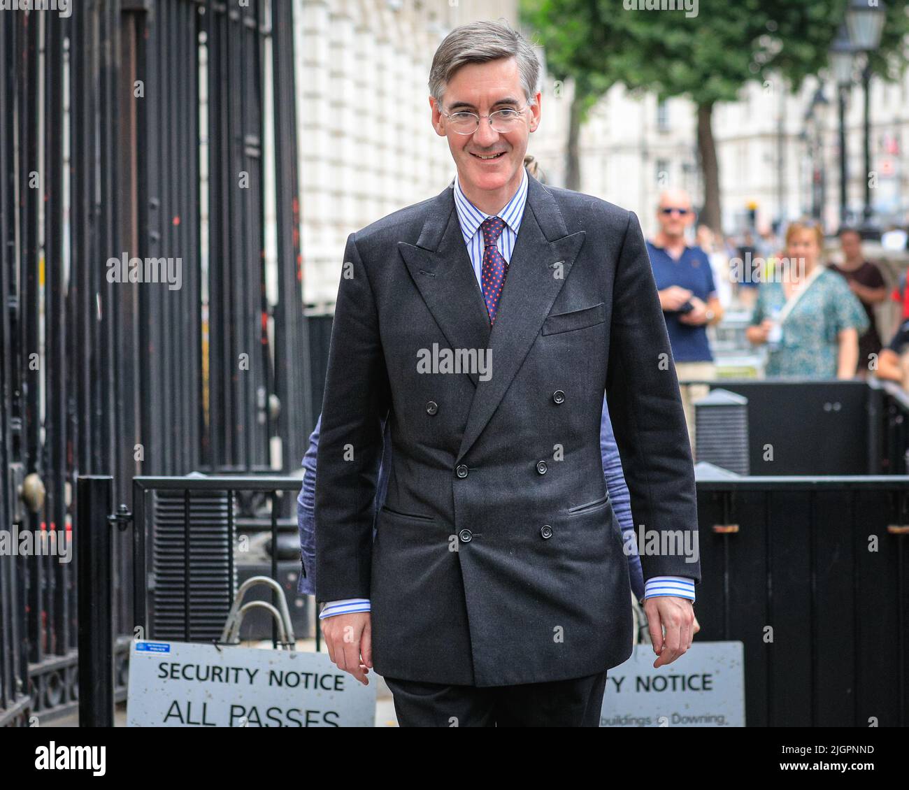 Londra, Regno Unito. 12th luglio 2022. Jacob Rees-Mogg, MP, Ministro di Stato, Ministro per le opportunità di Brexit e l’efficienza del governo cammina lungo Whitehall dando un’intervista a Beth Rigby. Rees-Mogg aveva già dichiarato oggi il suo sostegno a Liz Truss nella corsa alla leadership per diventare il prossimo leader del partito conservatore e primo Ministro. Credit: Imagplotter/Alamy Live News Foto Stock