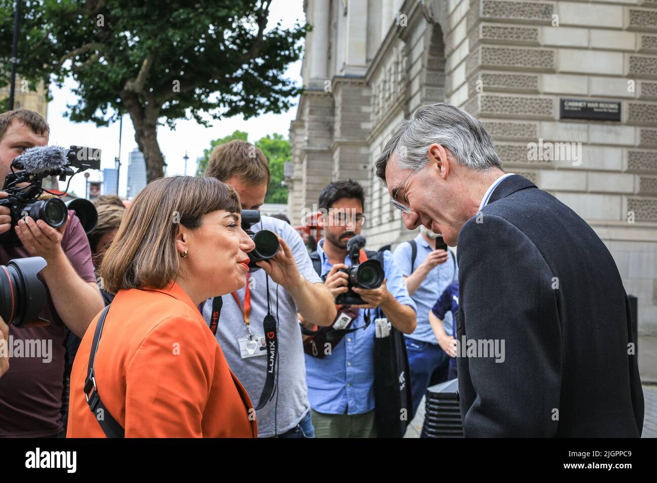 Londra, Regno Unito. 12th luglio 2022. Jacob Rees-Mogg, MP, Ministro di Stato, Ministro per le opportunità di Brexit e l’efficienza del governo cammina lungo Whitehall dando un’intervista a Beth Rigby. Rees-Mogg aveva già dichiarato oggi il suo sostegno a Liz Truss nella corsa alla leadership per diventare il prossimo leader del partito conservatore e primo Ministro. Credit: Imagplotter/Alamy Live News Foto Stock