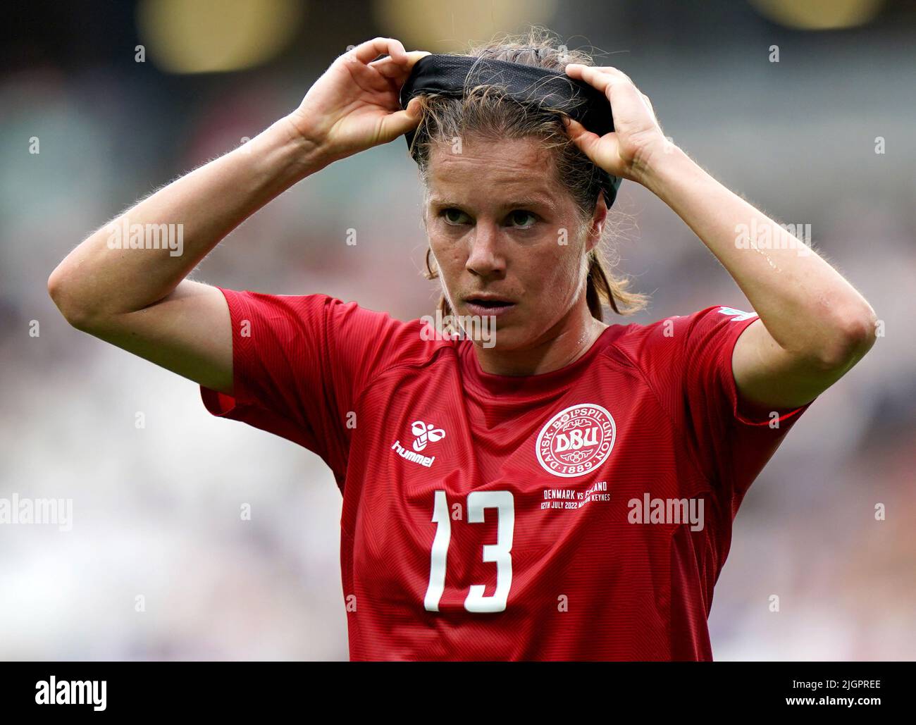 Sofie Junge Pedersen, in Danimarca, regola la sua fascia durante la partita UEFA Women's Euro 2022 Group B allo Stadio MK di Milton Keynes. Data foto: Martedì 12 luglio 2022. Foto Stock