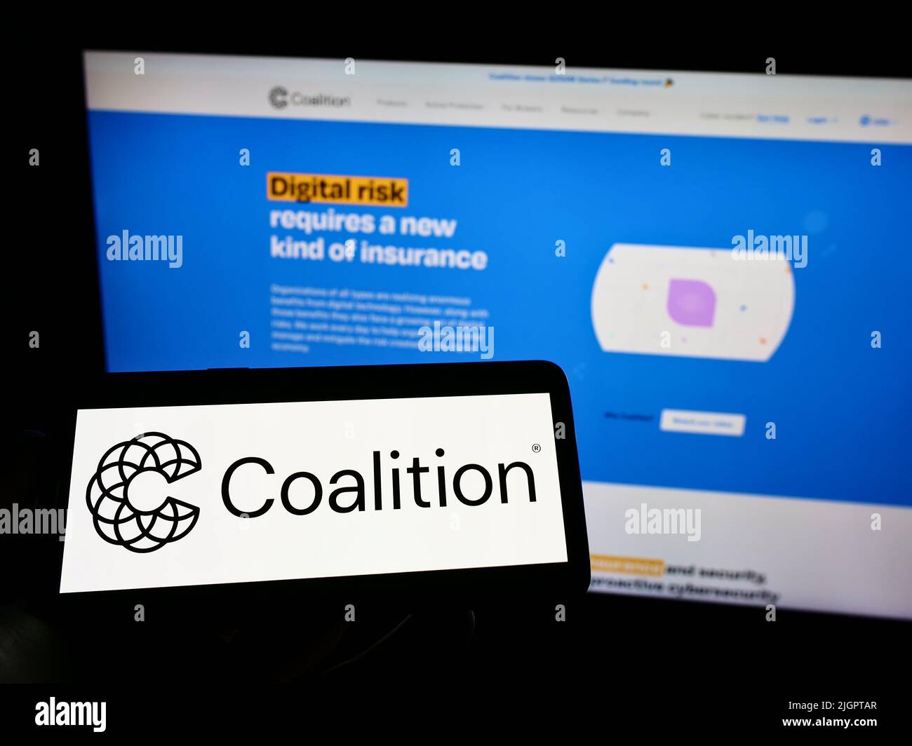 Persona che tiene il telefono cellulare con il logo della compagnia di assicurazione cibernetica americana Coalition Inc. Sullo schermo di fronte alla pagina web. Mettere a fuoco sul display del telefono. Foto Stock Persona che tiene il telefono cellulare con il logo della compagnia di assicurazione cibernetica americana Coalition Inc. Sullo schermo di fronte alla pagina web. Mettere a fuoco sul display del telefono. Foto Stock