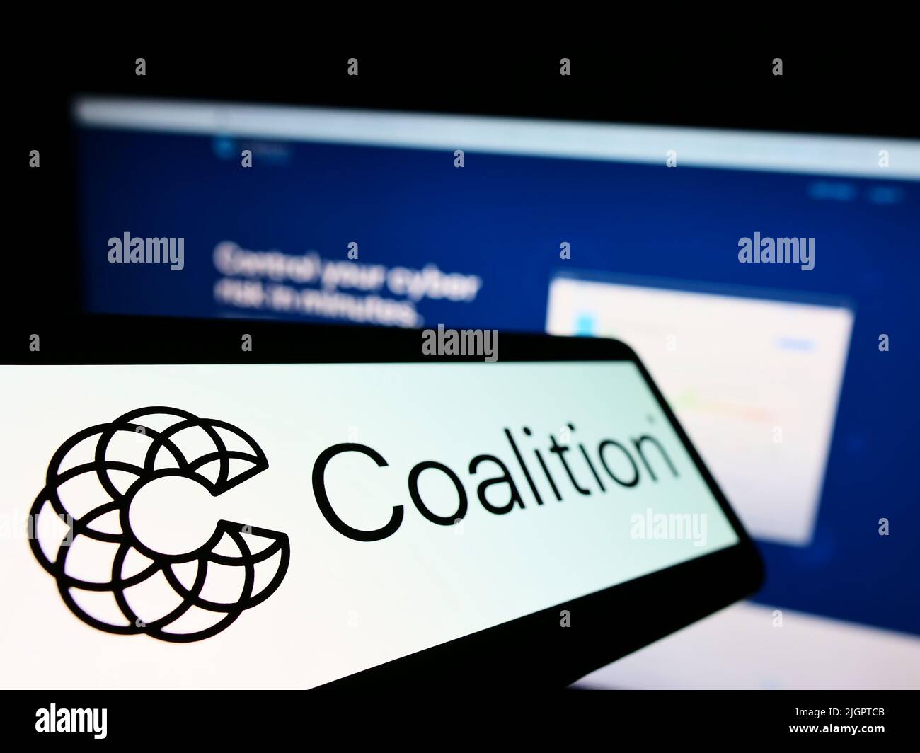 Telefono cellulare con logo della compagnia di assicurazione informatica statunitense Coalition Inc. Sullo schermo di fronte al sito web aziendale. Mettere a fuoco sulla sinistra del display del telefono. Foto Stock Telefono cellulare con logo della compagnia di assicurazione informatica statunitense Coalition Inc. Sullo schermo di fronte al sito web aziendale. Mettere a fuoco sulla sinistra del display del telefono. Foto Stock