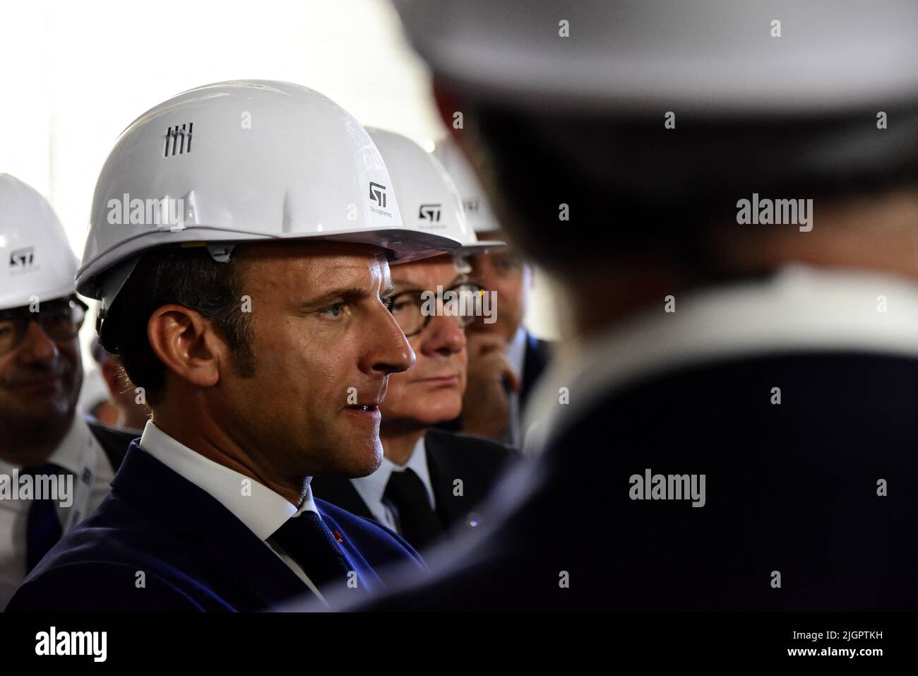 Crolles, Francia, 12 luglio 2022, il presidente francese Emmanuel Macron (C) si occupa di una visita alla STMicroelectronics nella regione di Isere per svelare la strategia e gli investimenti per l'elettronica nel quadro della Francia 2030 a Crolles, Isere, Francia sud-orientale, il 12 luglio 2022. Emmanuel Macron ha annunciato il 11 luglio 2022 €5,7 miliardi di investimenti da parte di Franco-Italiano STMicroelectronics e American GlobalFoundries per costruire un impianto di semiconduttori a Crolles, vicino a Grenoble. Foto di Romain Doucelin/Pool/ABACAPRESS.COM Foto Stock