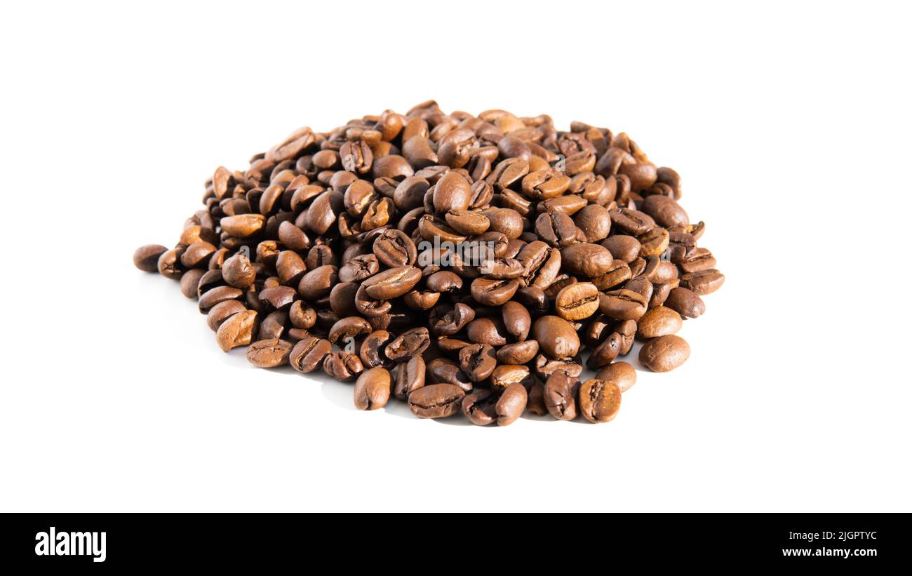 Una pila di chicchi di caffè isolati su sfondo bianco. Chicchi di caffè arabica arrosto. Foto Stock