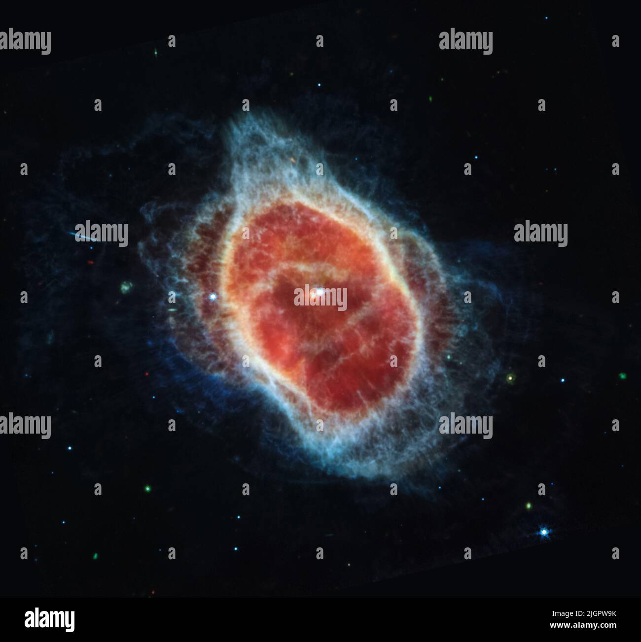 12 luglio 2022: Osservazione della Nebula dell'anello meridionale in luce a infrarossi medi dal telescopio Webb della NASA. Questa scena è stata creata da una stella nana bianca, i resti di una stella come il nostro Sole dopo che ha sparso i suoi strati esterni e ha smesso di bruciare il combustibile attraverso la fusione nucleare. Questi strati esterni ora formano gli shell espulsi lungo tutta questa vista. La stella appare, ma più luminosa, più grande e più rossa, in questa immagine dello strumento a infrarossi medi (MIRI). Questa stella nana bianca è rivestita da strati spessi di polvere, che la rendono più grande. Nel corso di migliaia di anni e prima che diventasse una nana bianca, la stella periodicamente Foto Stock