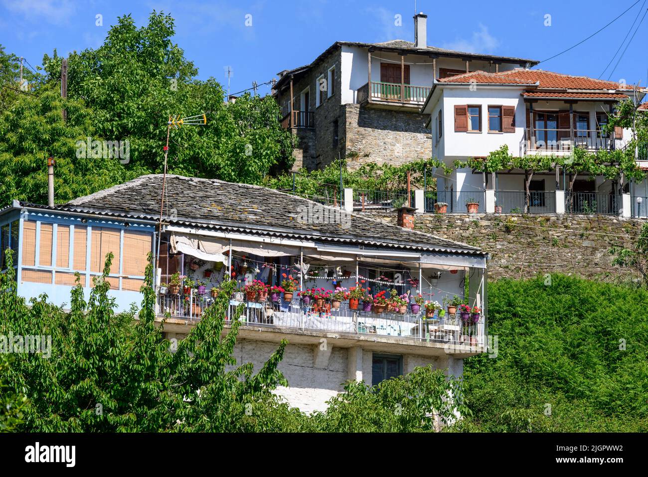 Case tradizionali nel villaggio di Zagora, sulle pendici orientali dei monti del Pelio, Penisola del Pelio, Tessaglia, Grecia. Foto Stock