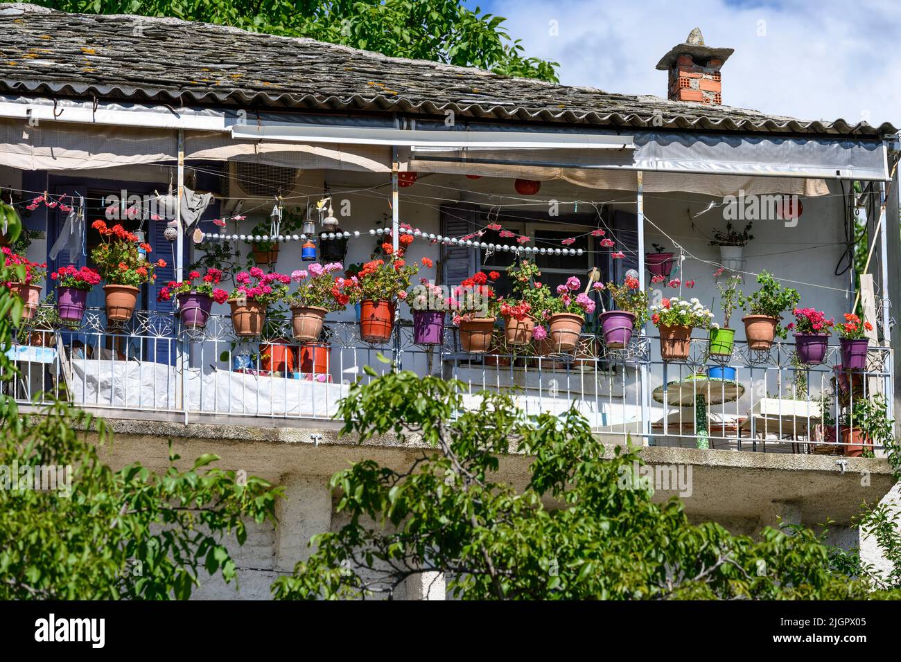 Balcone con gerani su una casa tradizionale nel villaggio di Zagora, sulle pendici orientali dei monti del Pelio, Penisola del Pelio, Tessaglia, G Foto Stock