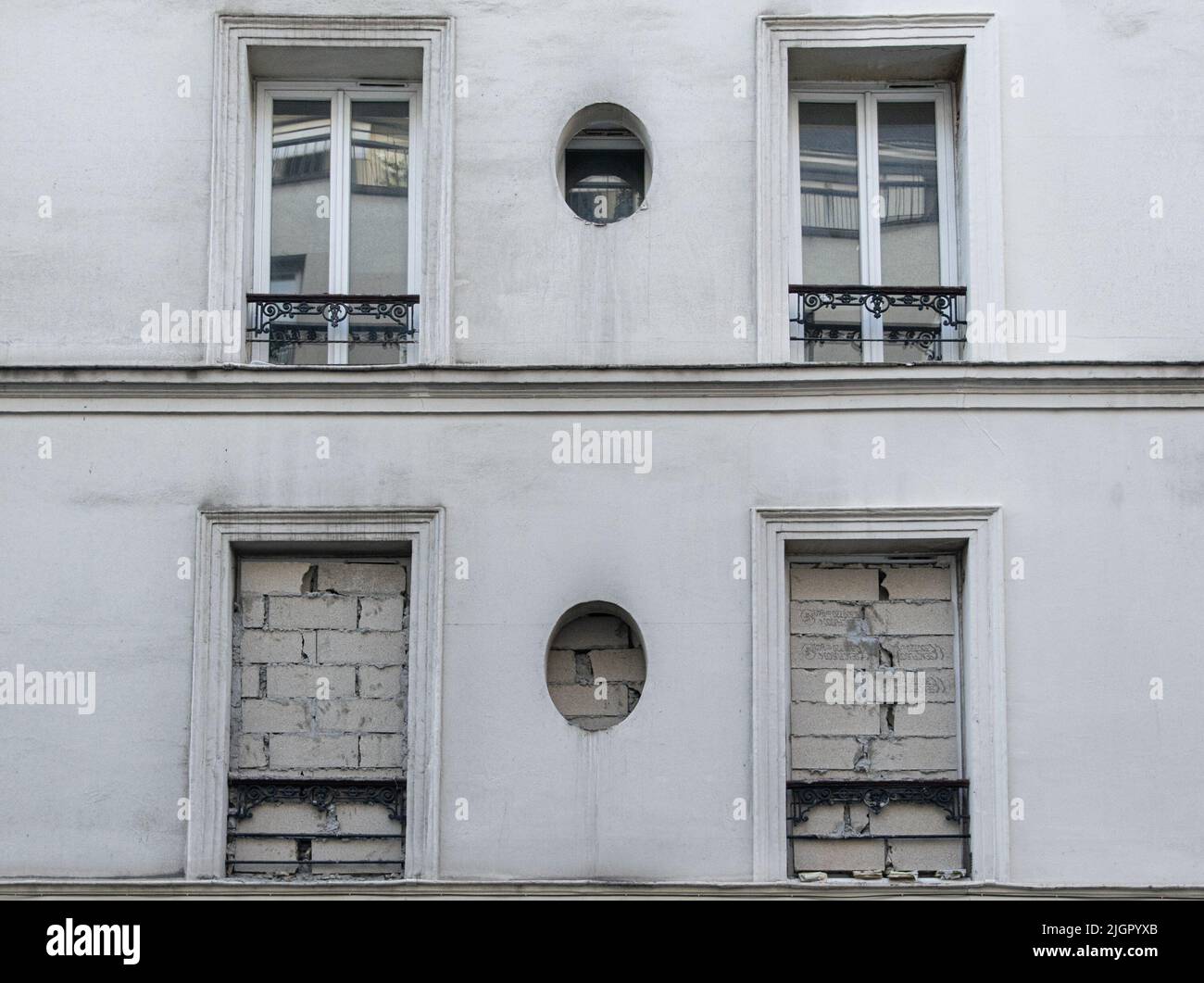 Finestre chiuse in un edificio parzialmente abbandonato, Montmartre, Parigi Foto Stock