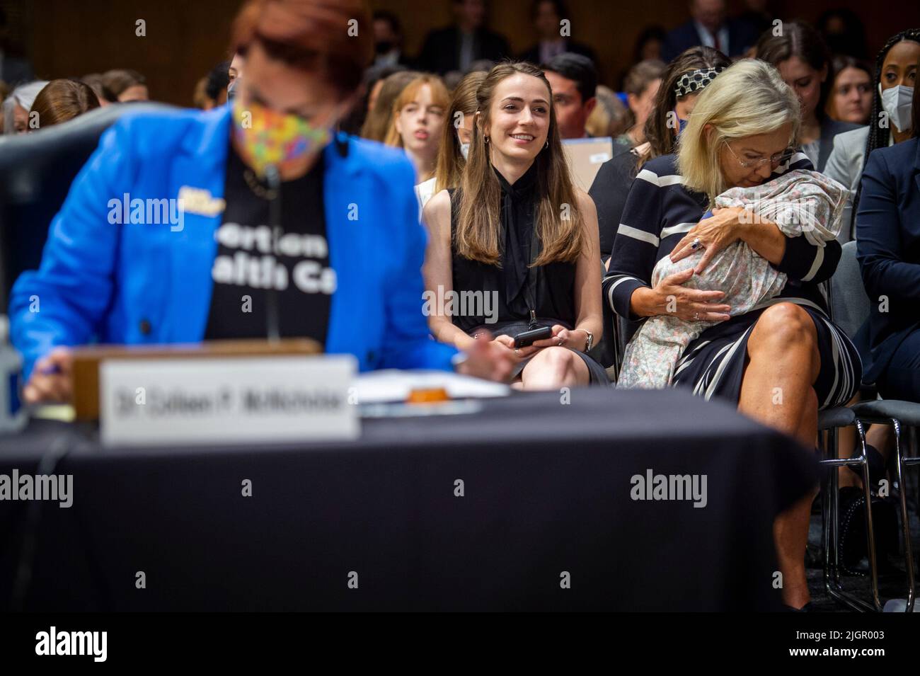 Dixey Teel, a destra, tiene la sua nipote di quattro mesi Eve Harle come Dr. Colleen P. McNicholas, Chief Medical Officer, Planned Parenthood of the St. Louis Region e Southwest Missouri, a sinistra, siede al tavolo dei testimoni durante un Comitato del Senato sull'udienza giudicaria per esaminare un post-Roe America, Concentrandosi sulle conseguenze legali della decisione di Dobbs, nell'edificio del Senato di Dirksen a Washington, DC, martedì 12 luglio 2022. La figlia Teelâs Denise Harle, Senior Counsel e Direttore del Center for Life Alliance Defending Freedom, è un testimone durante l'udienza. Credito: Rod Foto Stock