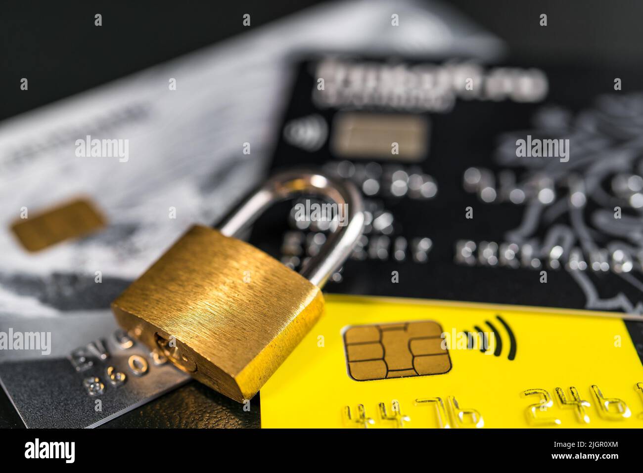 Russia, Kaluga - 11 LUGLIO 2022: Carta di debito o di credito in plastica con serratura. Il concetto di sicurezza, protezione o blocco dei fondi sulla carta. Foto Stock