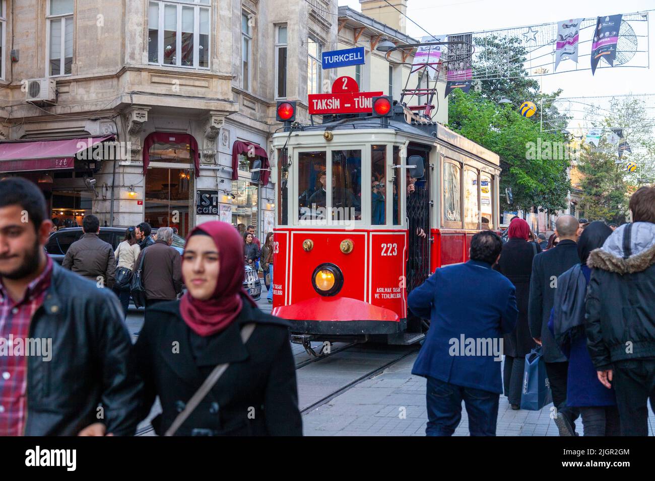 Storico tram Rosso su Istiklal Caddesi, Beyoglu, Istanbul, Turchia, Asia Occidentale Foto Stock