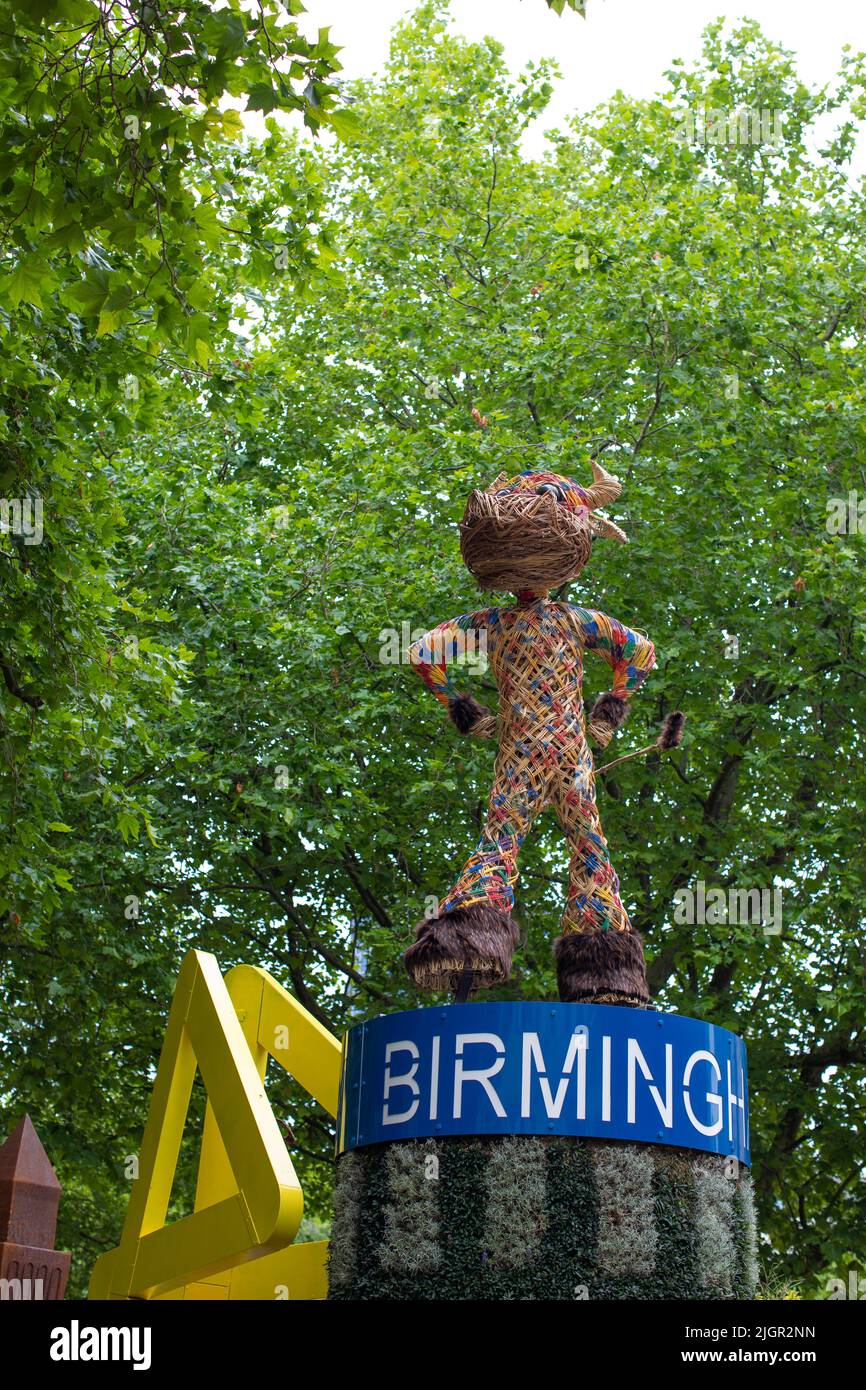 La mascotte dei Giochi del Commonwealth di Birmingham in mostra nel centro della città di Birmingham fuori della cattedrale Foto Stock