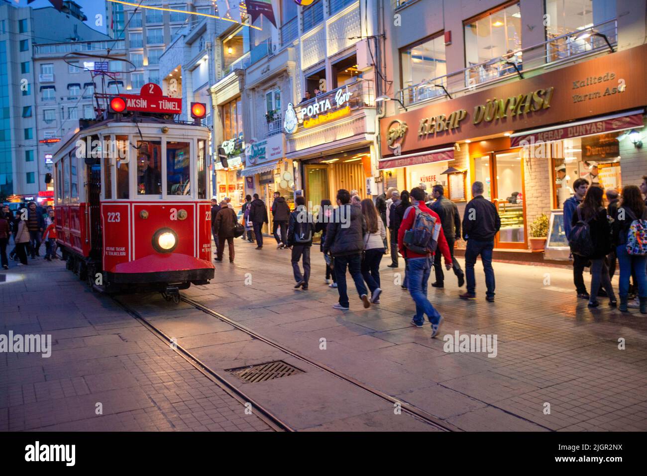 Storico tram Rosso su Istiklal Caddesi, Beyoglu, Istanbul, Turchia, Asia Occidentale Foto Stock