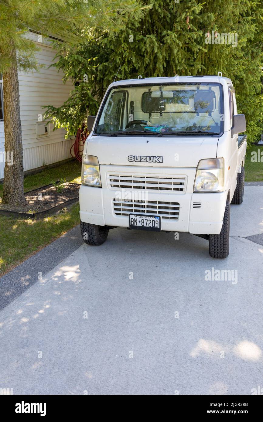 Veicolo da trasporto giapponese Micro Suzuki Pick Up Truck Right Hand Drive, parcheggiato in Ontario Canada Foto Stock