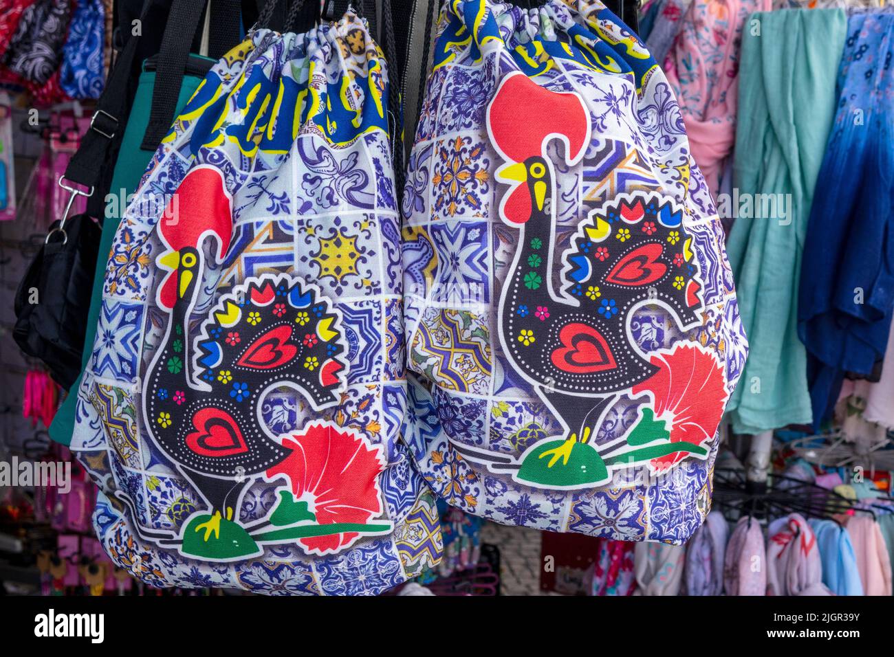 Portugal souvenir Back Pack Bags in vendita in Un negozio di souvenir turistico che presenta il Gallo Portoghese il Gallo di Barcelos Foto Stock