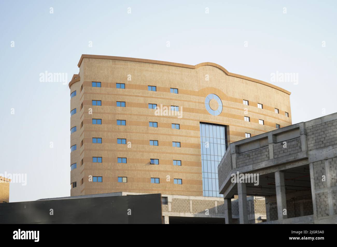 alto edificio di cielo blu, con alcune strutture. Arabia Saudita, Khobar, 10, giugno 2022. Foto Stock