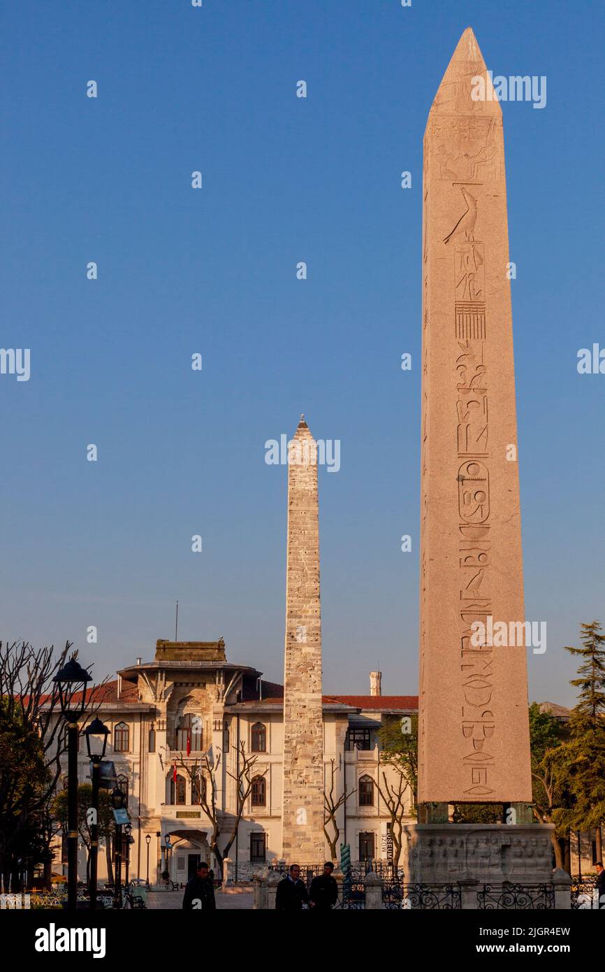 Obelisco di Teodosio in primo piano con l'Obelisco murato in background, Istanbul, Turchia Foto Stock