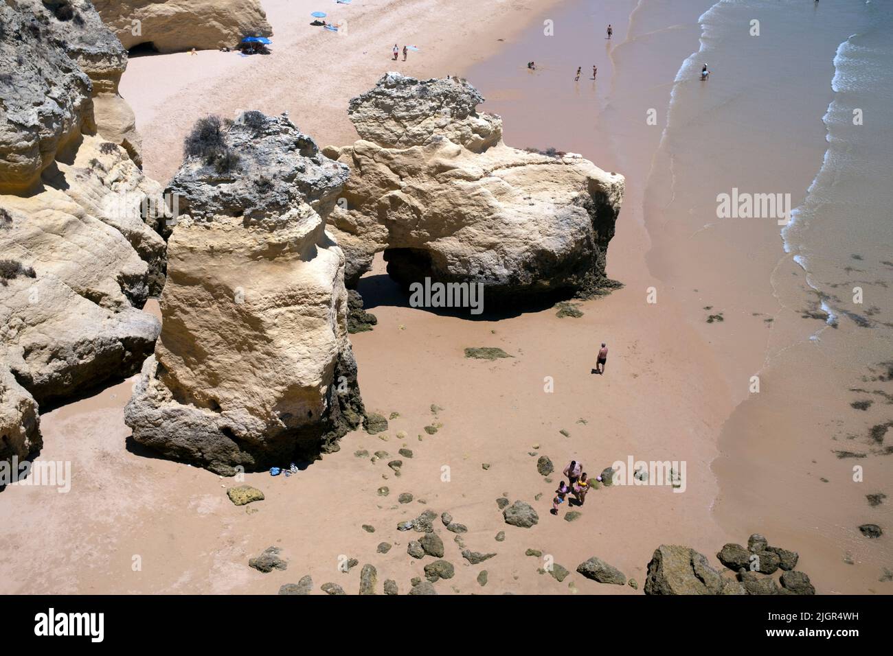 Colonne di roccia e spiaggia di sabbia bianca nella zona di Porches; distretto di Lagoa, Algarve, Portogallo Foto Stock