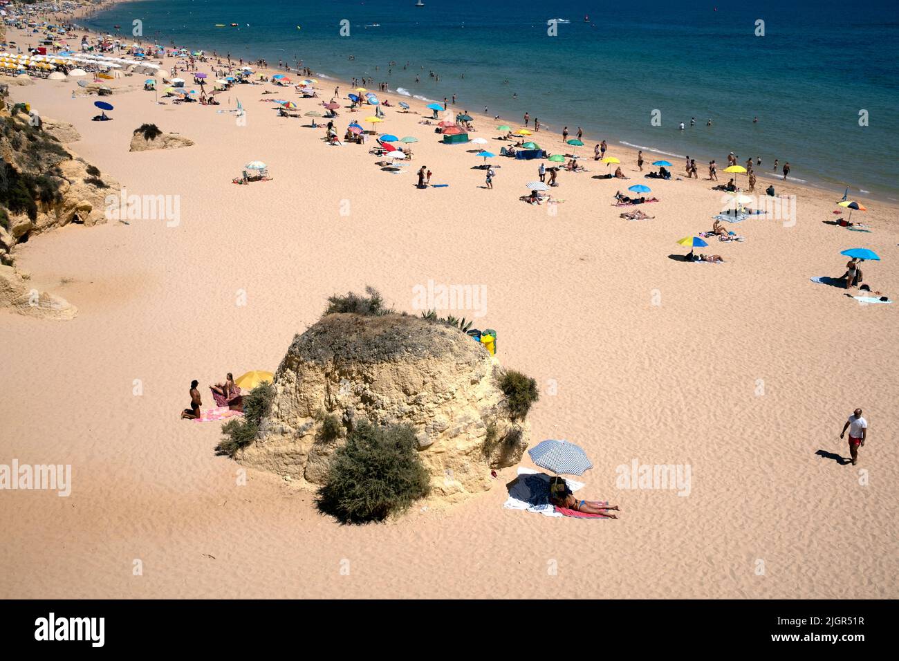 Persone sulla spiaggia di sabbia bianca nella zona di Porches, distretto di Lagoa, Algarve, Portogallo Foto Stock