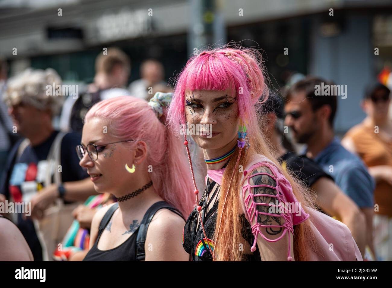 Giovani donne con capelli rosa alla sfilata Helsinki Pride 2022 di Helsinki, Finlandia Foto Stock