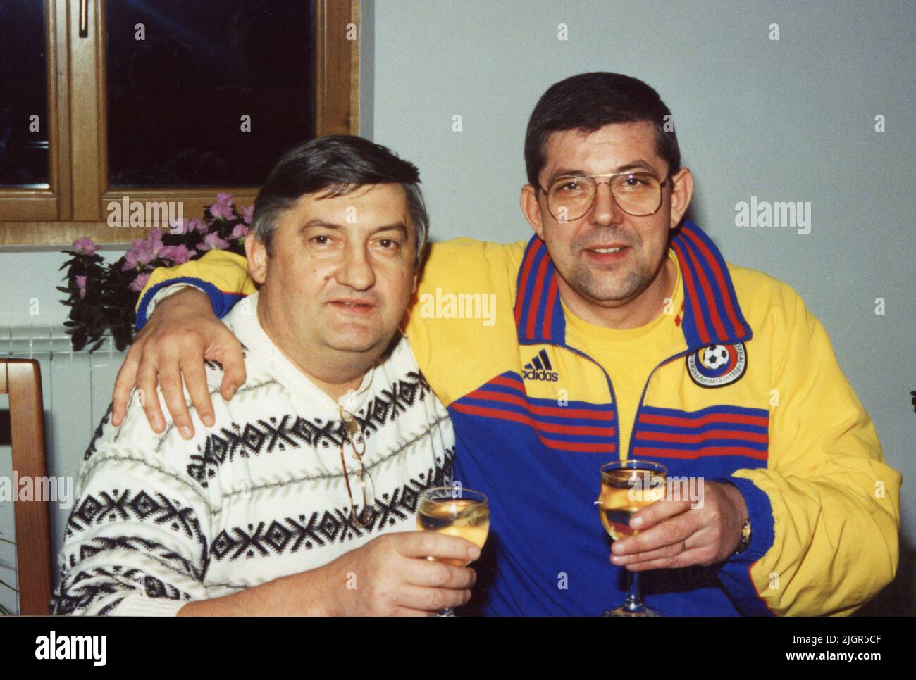 Los Angeles, CA, USA, circa 1994. Rumeni Gabi Blaga & Ionel Piscanu, delegato della partita UEFA . Foto Stock