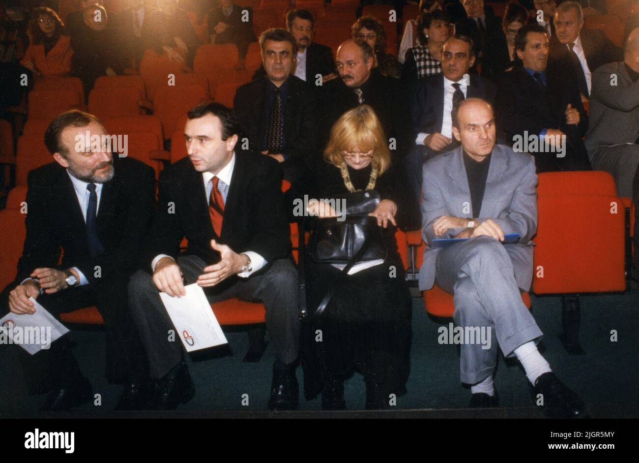 Bucarest, Romania, circa 2000. Il presidente della stazione televisiva rumena, Cristian Hadji-Culea, e importanti figure nei media rumeni, Marius Tucă, Sanziana Pop & Cristian Tudor Popescu. Foto Stock