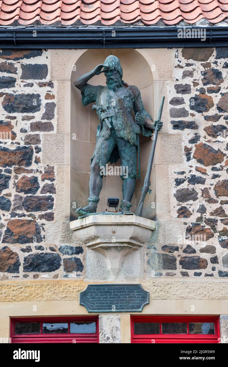 Statua di Alexander Selkirk, l'ispirazione per Robinson Crusoe, sul sito del suo luogo di nascita a Largo inferiore, Fife. DETTAGLI NELLA DESCRIZIONE. Foto Stock