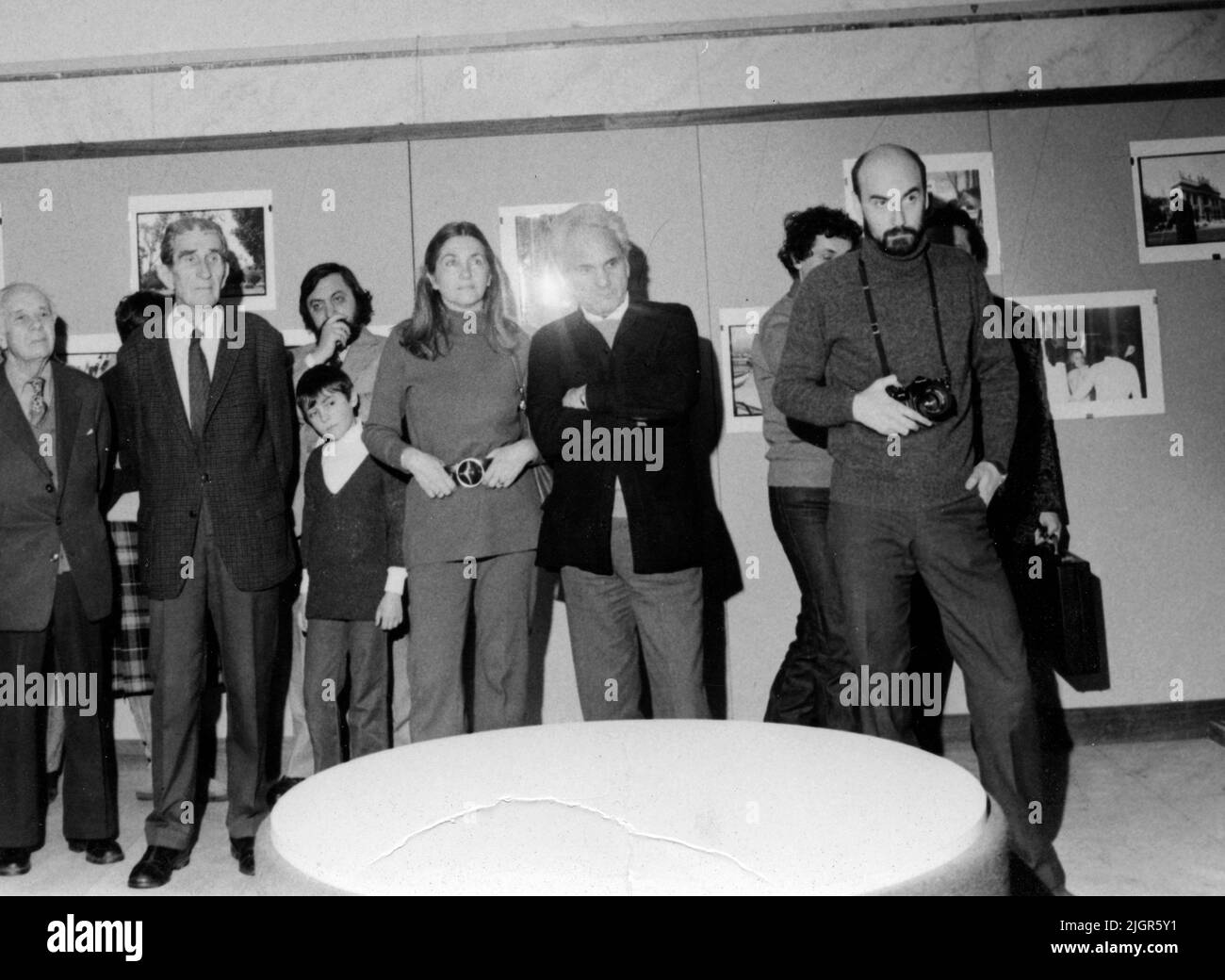 Instituto Italiano di Cultura, Bucarest, Romania, circa 1981. Critica del film Adina Darian & Mircea Alexandrescu (centro) e storico & fotografo Aurelian Stroe (destra). Foto Stock