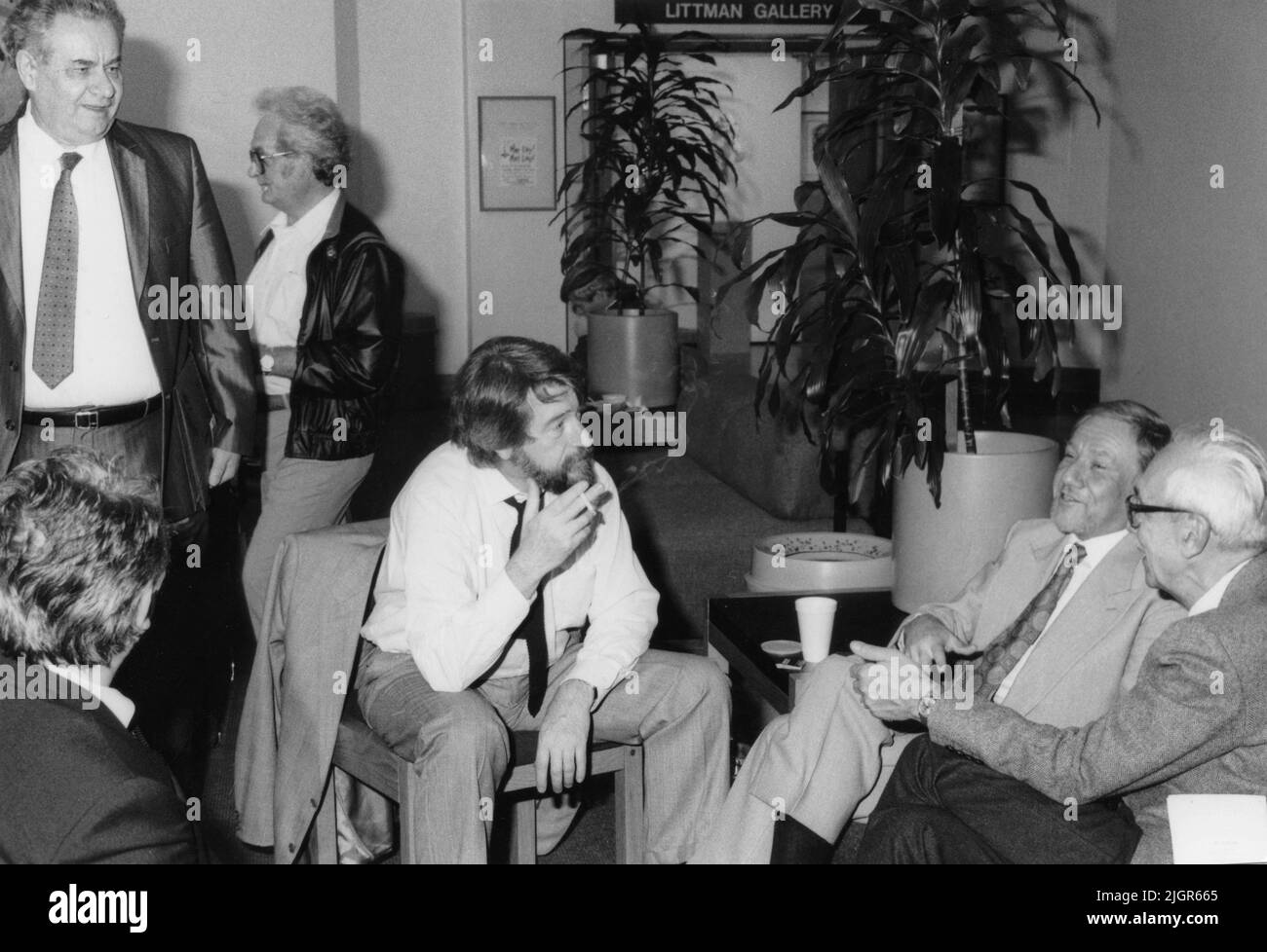 Rumeno-americani a Los Angeles, CA, USA, circa 1984. Seduta, politico Eugen Mihaescu, diplomatico Mihai Botez & Mircea Ionnițiu (ex segretario personale del re Michele i). Foto Stock