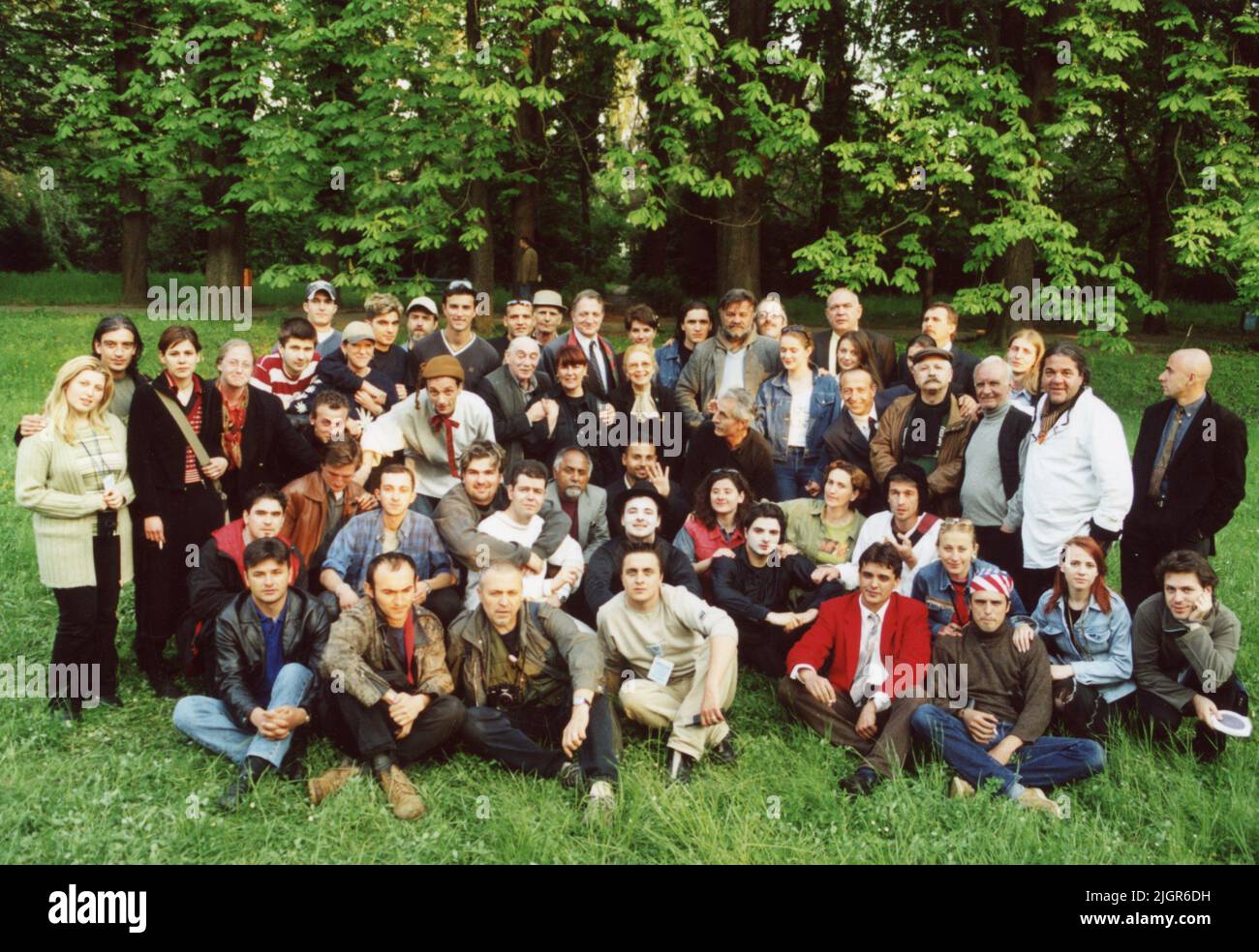 Romania, 2001. Parte del cast e dell'equipaggio del film "Report on the state of the Nation" (regista Ioan Carmazan). Foto Stock