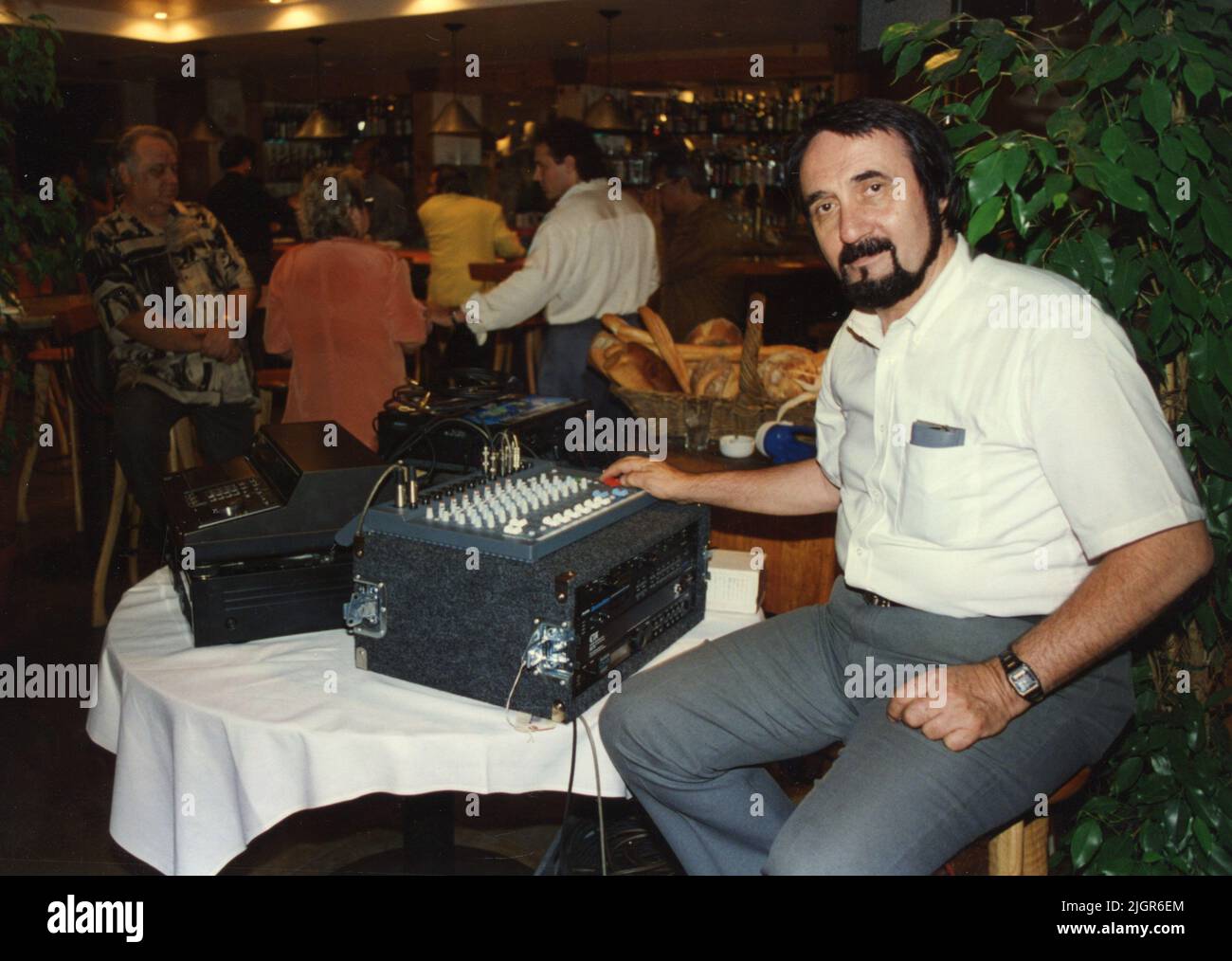 Ingegnere sonoro rumeno-americano Eugen Vasiliu, circa 1985 Foto Stock