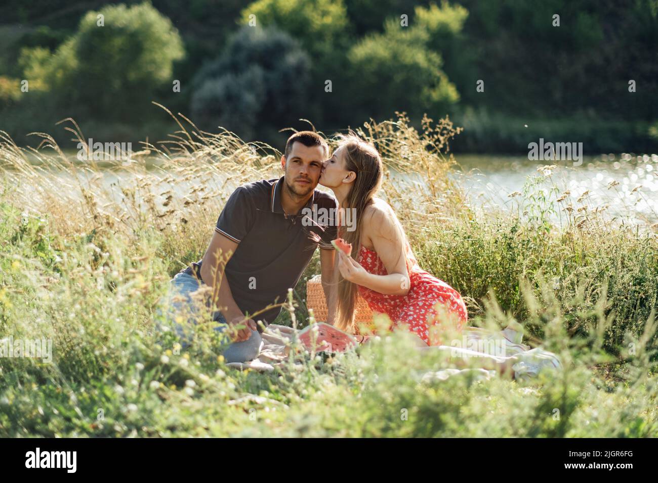 Destinazioni europee per la luna di miele economiche ed economiche. Coppia di sposi innamorati del picnic estivo con cocomero. Foto Stock