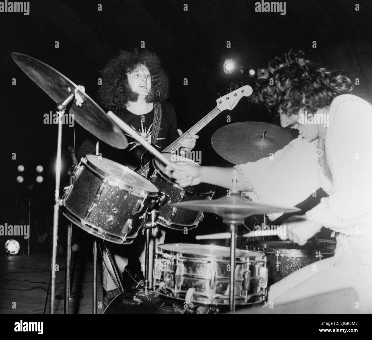 Ovidiu Lipan-Tandarica (batteria) e Josef Kappl (chitarra) della band rumena 'Phoenix' durante lo spettacolo, circa 1975. Foto Stock