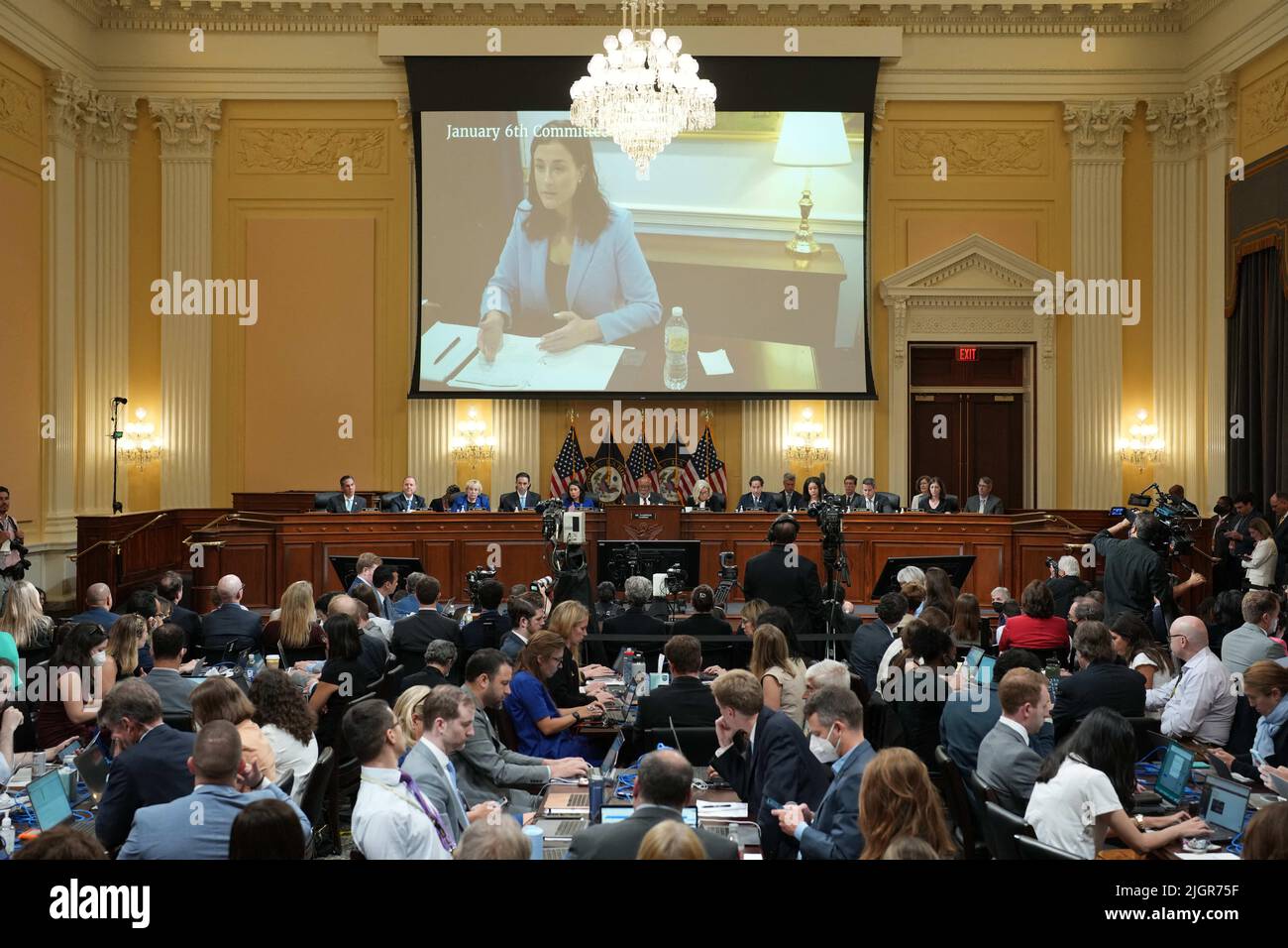 Un video di Cassidy Hutchinson è mostrato su uno schermo durante la House Select Committee investigando l’audizione dell’attacco del 6 gennaio su Capitol Hill, a Washington, DC, USA, martedì, Luglio, 12, 2022. Foto di Doug Mills/Pool/ABACAPRESS.COM Foto Stock