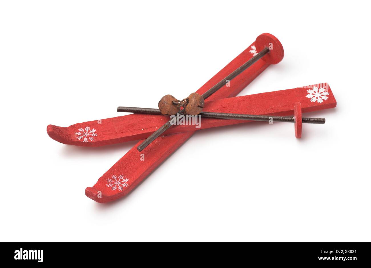 Vecchi sci giocattolo rosso di legno isolato su bianco Foto Stock