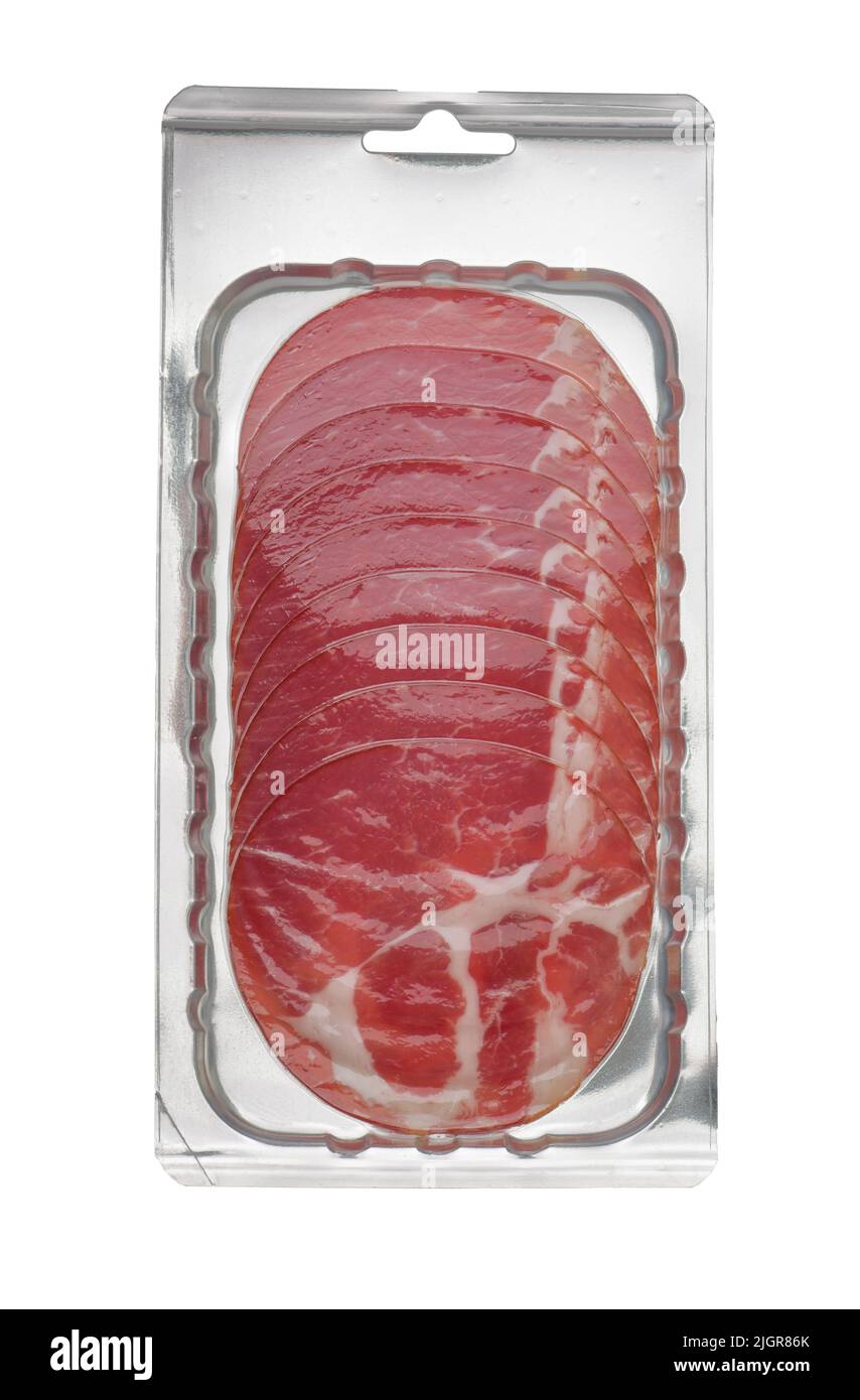 Vista frontale del contenitore sottovuoto a fette di carne affumicata isolato su bianco Foto Stock