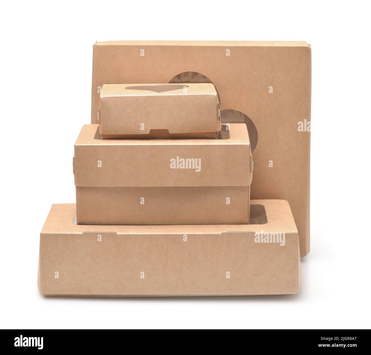 Pila di scatole di carta marroni con finestre isolate su bianco Foto Stock