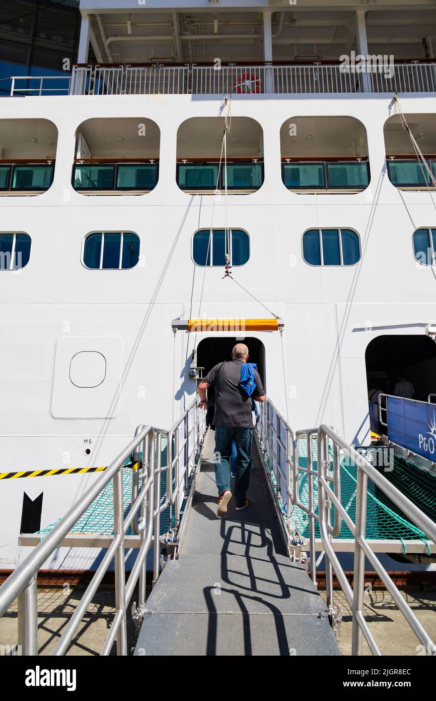 Passeggero che sale sulla passerella di imbarco, nave da crociera P&o MS Iona, Stavanger, Norvegia. Foto Stock