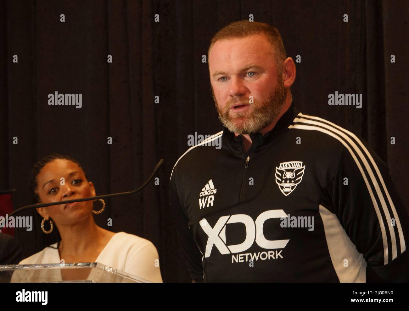 WASHINGTON, DC, USA - 12 LUGLIO 2022: Wayne Rooney e D.C. Presidente Unito delle operazioni commerciali, Danita Johnsondurante una conferenza stampa il 12 luglio 2022, presso Audi Field, a Washington, DC. (Foto di Tony Quinn-Alamy Live News) Foto Stock