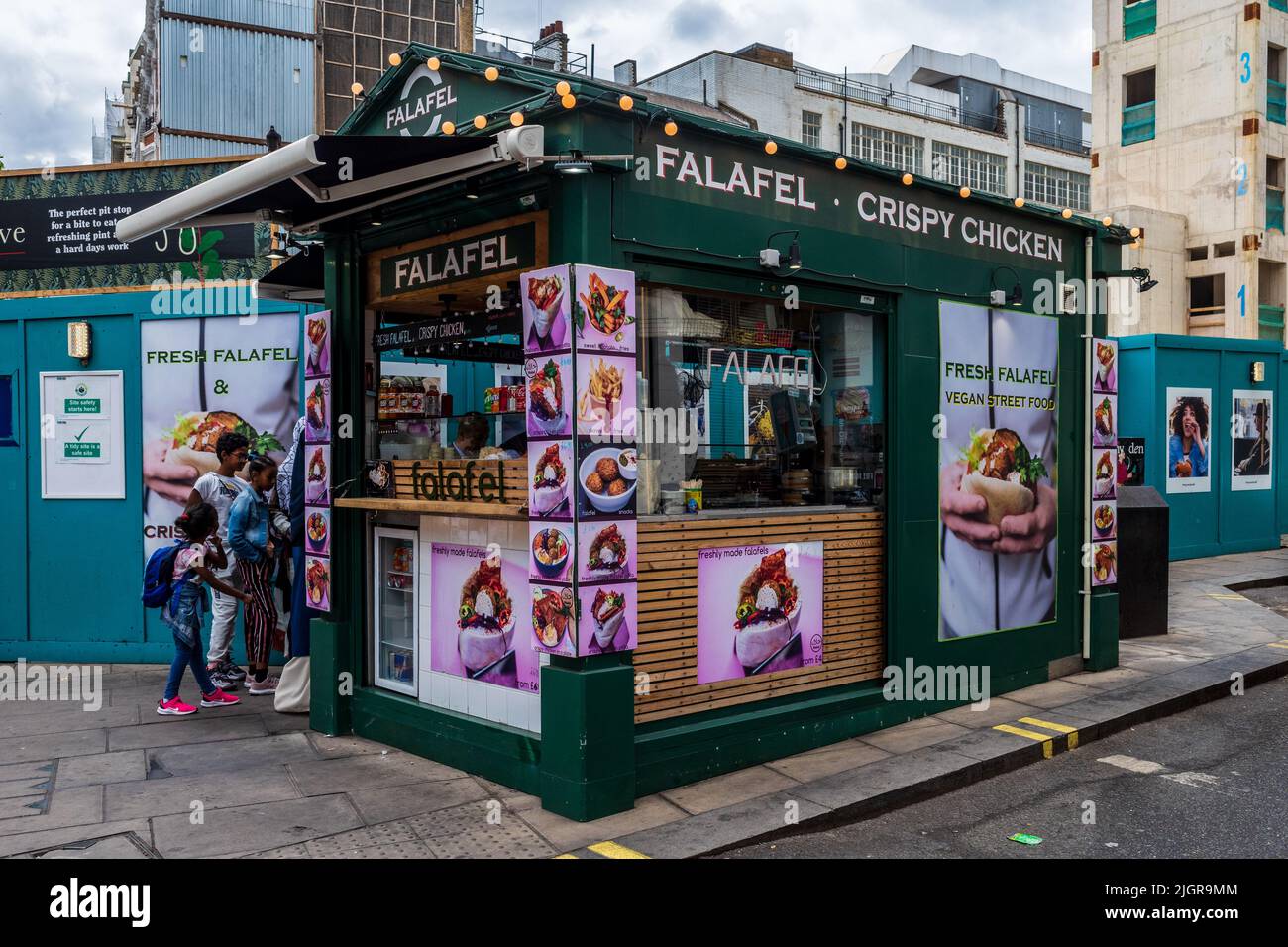 London Street Food - Falafel Stand su Oxford Street nel centro di Londra Foto Stock