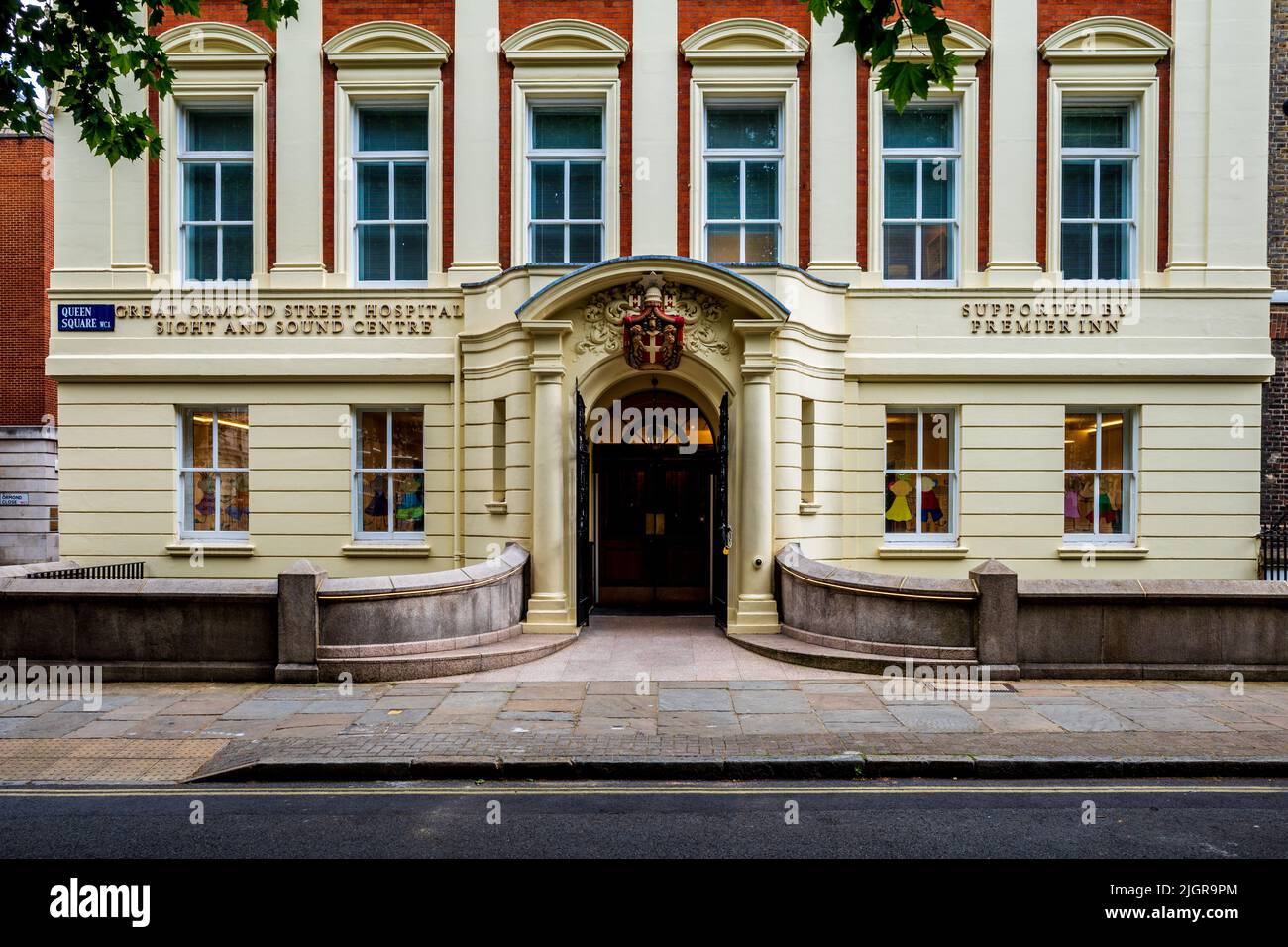 Great Ormond Street Hospital Sight e Sound Centre Queen Square Londra. GOSH Sight and Sound Centre Queen Sq London. Supportato da Premier Inn. Foto Stock