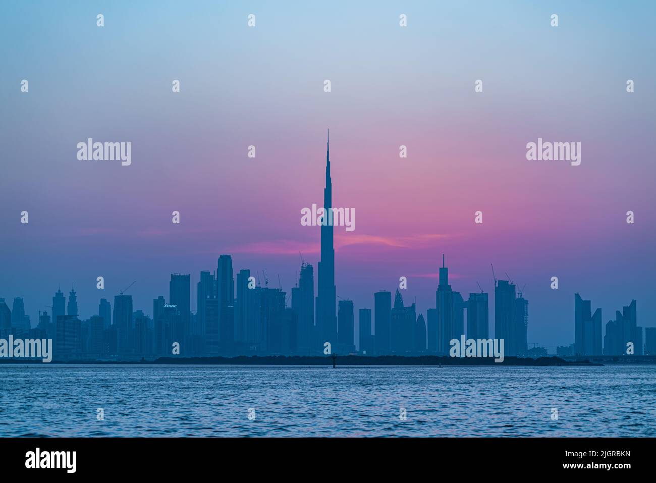 Uno splendido tramonto sullo skyline di Dubai e sul Burj Khalifa, Emirati Arabi Uniti Foto Stock