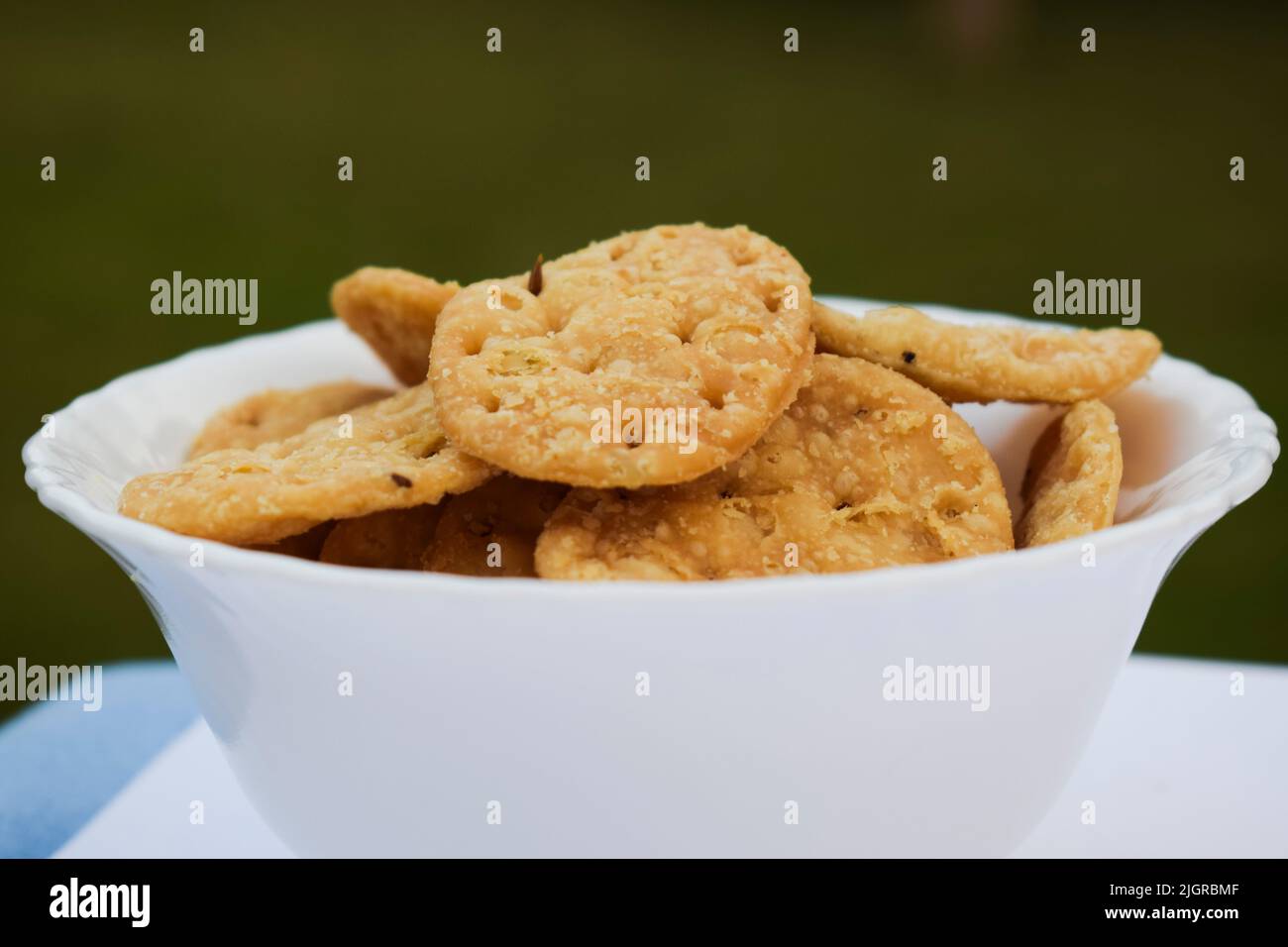 Vista laterale della gustosa croccante farsi f Puri usata per il cappellotto di papdi, bhel puri, tè indiano ora nameek spuntini mangiare pianura pure. Fatto con farina, sale e. Foto Stock