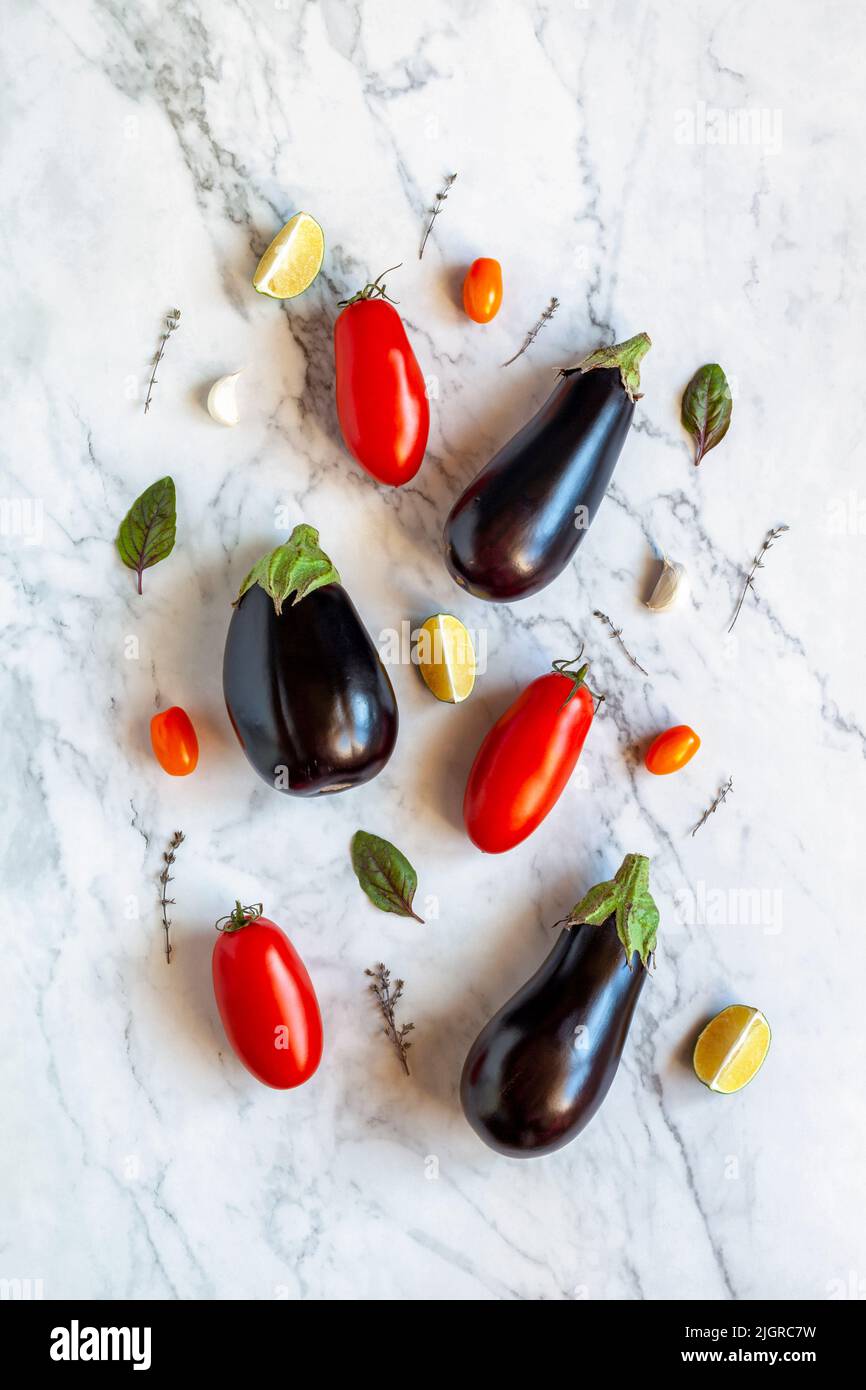 cucina mediterranea verdure sullo sfondo di marmo, vista dall'alto Foto Stock