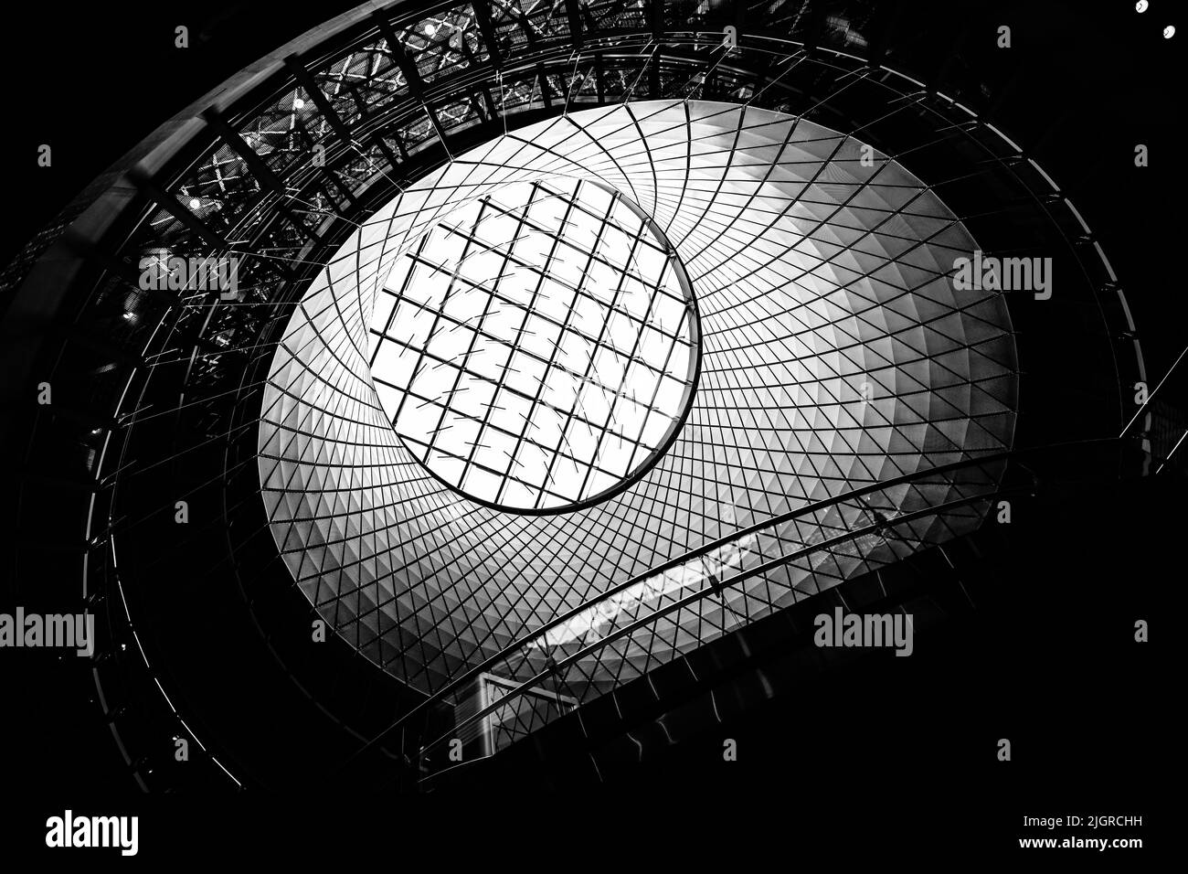 Una foto in scala di grigi ad angolo basso di una finestra architettonica rotonda nel Fulton Center di Manhattan, New York, Stati Uniti Foto Stock