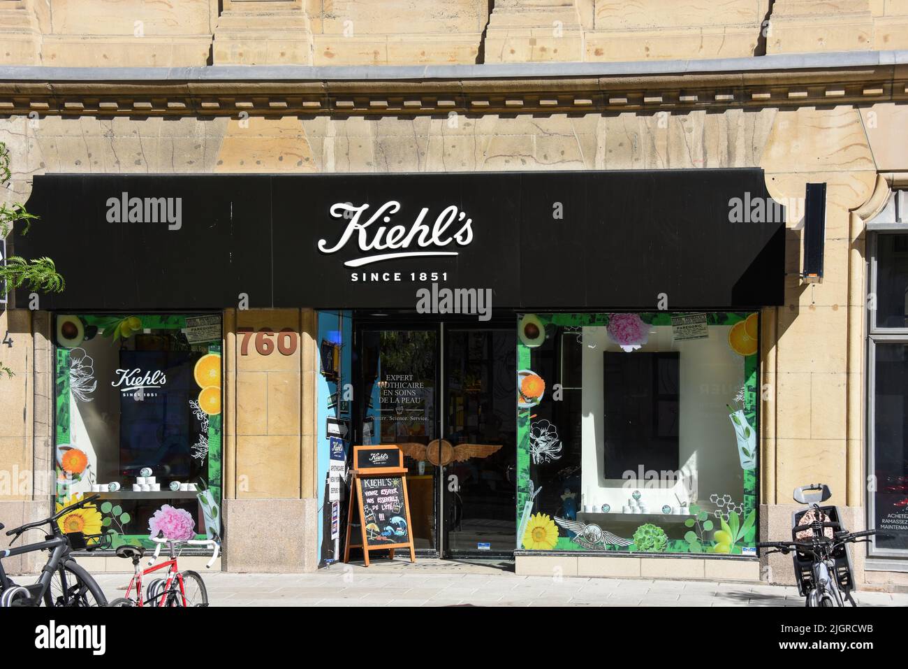Montreal, Canada - 3 luglio 2022: Kiehl's, il rivenditore americano di marca di cosmetici che si occupa di pelle, capelli e prodotti per la cura del corpo, negozio su Saint-Catherin Foto Stock