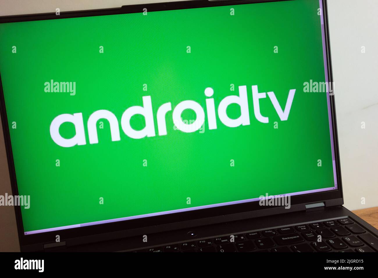 KONSKIE, POLONIA - 11 luglio 2022: Il logo del sistema operativo della televisione intelligente Android TV viene visualizzato sullo schermo del computer portatile Foto Stock