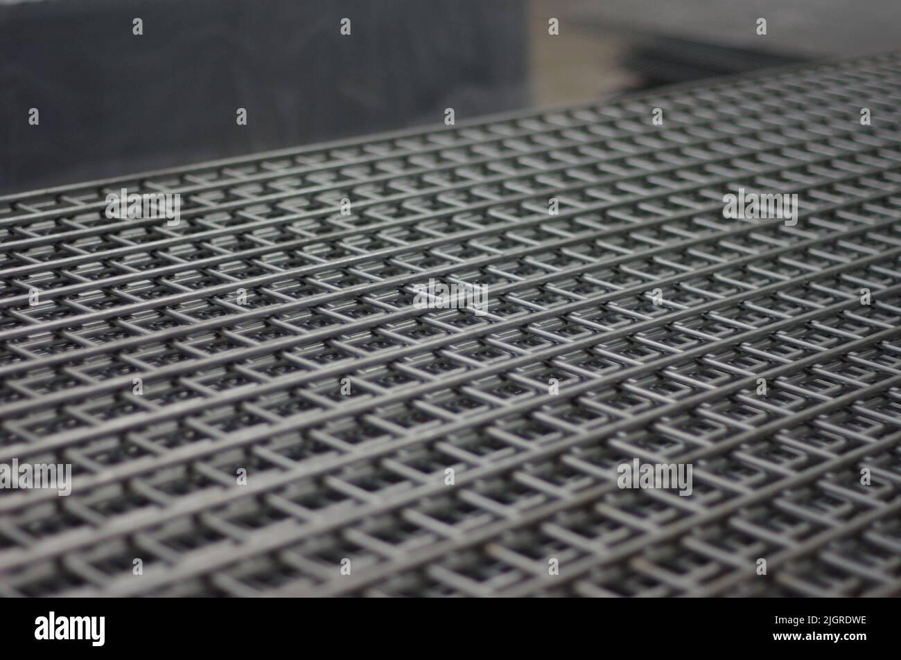 Una pila di pannelli di recinzione a rete saldati, non rivestiti, fabbricati in fabbrica Foto Stock