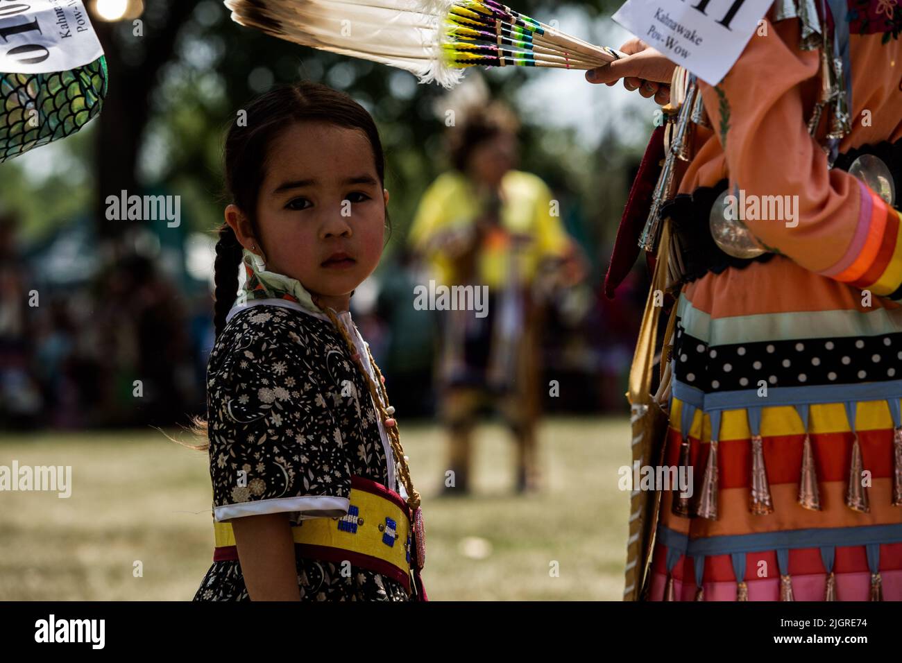 Kahnawake, Canada. 10th luglio 2022. Bambini in attesa del loro turno in arena durante il festival. Gli echi annuali del 30th di un fiero Pow-Wow Nation hanno portato migliaia di persone da tutto il Nord America per celebrare la cultura e le tradizioni dei nativi nella riserva di Mohawk di Kahnawake. Dopo due anni di hiatus, il più grande aratro del Quebec ha offerto un tempo per incontrarsi, ballare, cantare, visitare e festeggiare con amici e familiari. Credit: SOPA Images Limited/Alamy Live News Foto Stock